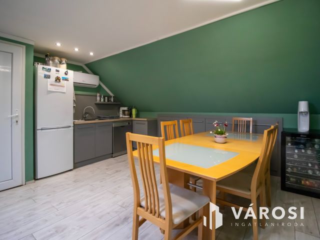 Két lakrészes 5 szobás házrész, saját kertrésszel