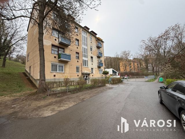 Belváros közelében 1 szobás, erkélyes lakás eladó!