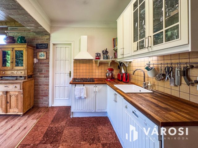 Tágas, napfényes ház Gyula legszebb utcájában