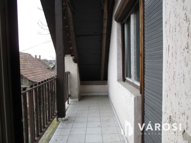 Kétszintes családi ház Dejtár központjához közel