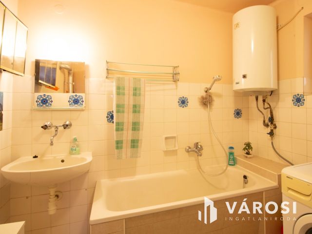 Közkedvelt utcában lépcsőmentes családi ház eladó!