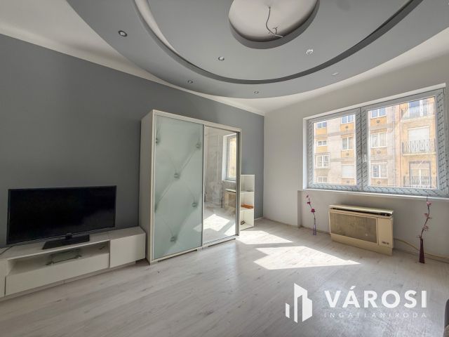 Vásártéren 1. emeleti, 1 szobás lakás eladó!
