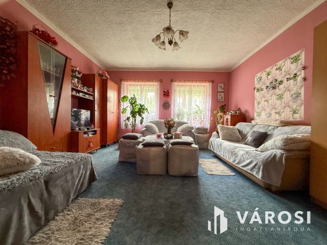 Karancslapujtőn főútvonal mellett családi ház eladó!