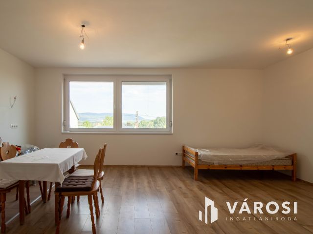Újépítésű otthon panorámával, garázzsal és kerttel