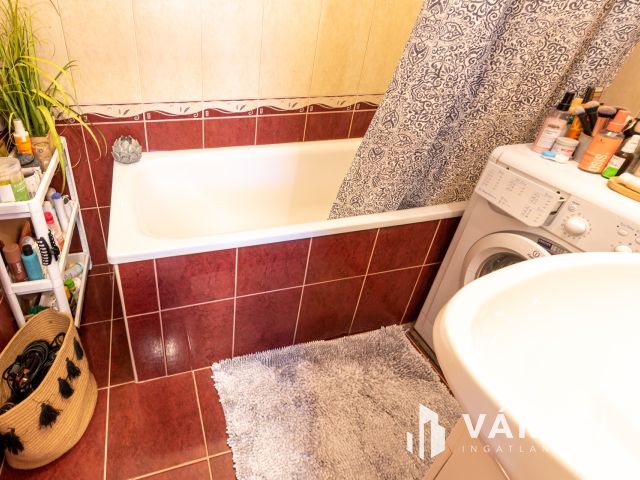 Jó helyen, jó áron – erkélyes lakás a Béke utcában!