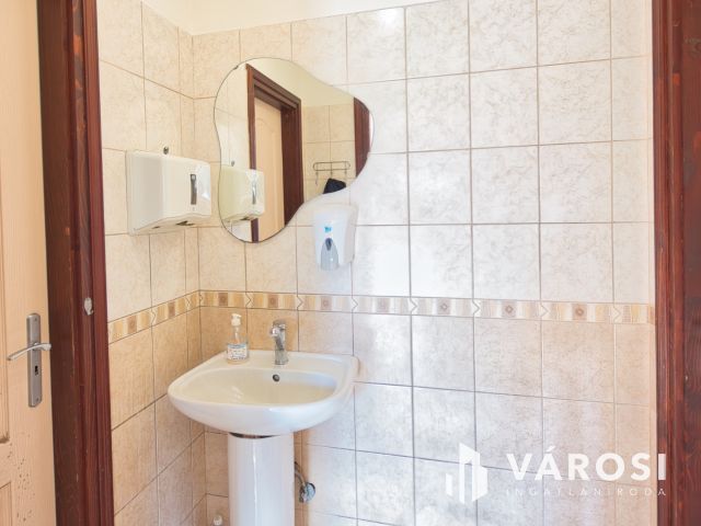 680 m2-es ipari csarnok, 340 m2-es irodával kiadó