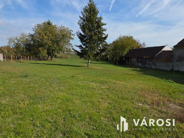 Galambokon eladó ház nagy telekkel!